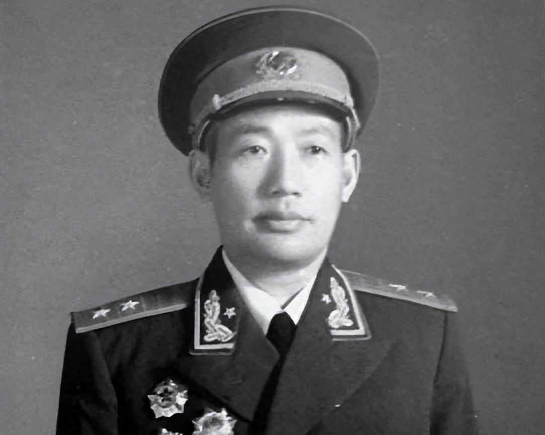 1963年南京军区空降政委到任，许世友为何愁眉苦脸？他既不喝酒也不抽烟，令许难以