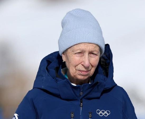 谷爱凌又得奖了，浑身上下散发着青春的活力和自信，安妮公主为她颁奖。
谷爱凌，在自