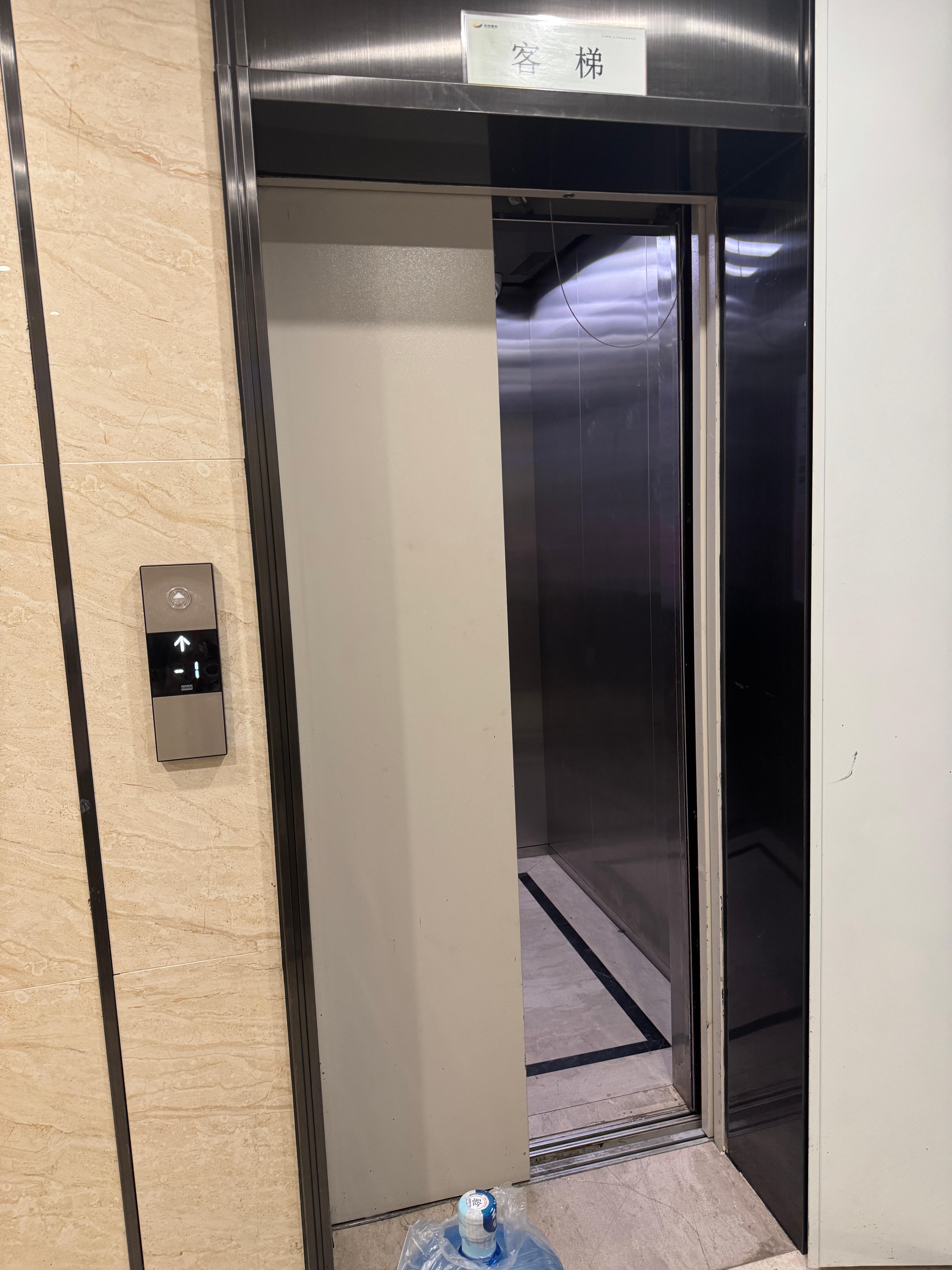 春节期间电梯的使用频率高，安全检测不能松懈。刚体验了一把电梯惊魂，好彩只是从一层