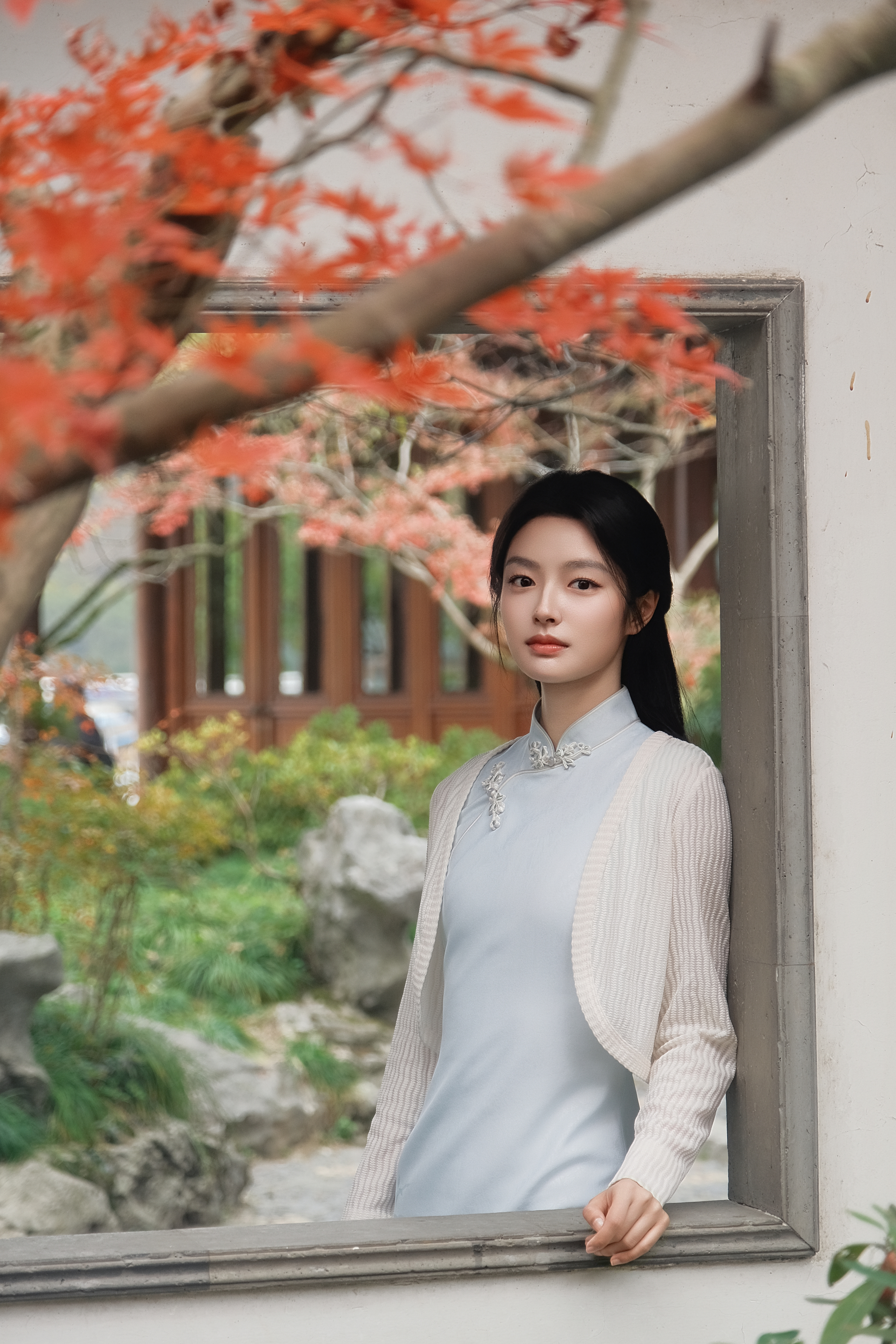 偷得半日闲，玉簟秋意浓，枫台的红叶正浓。少奶奶在院子里信步，总觉得这温柔的秋色，