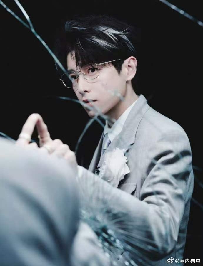 彭昱畅长得baby穿得daddy 彭昱畅这张娃娃脸配复古西装太绝了！瞬间从邻家弟