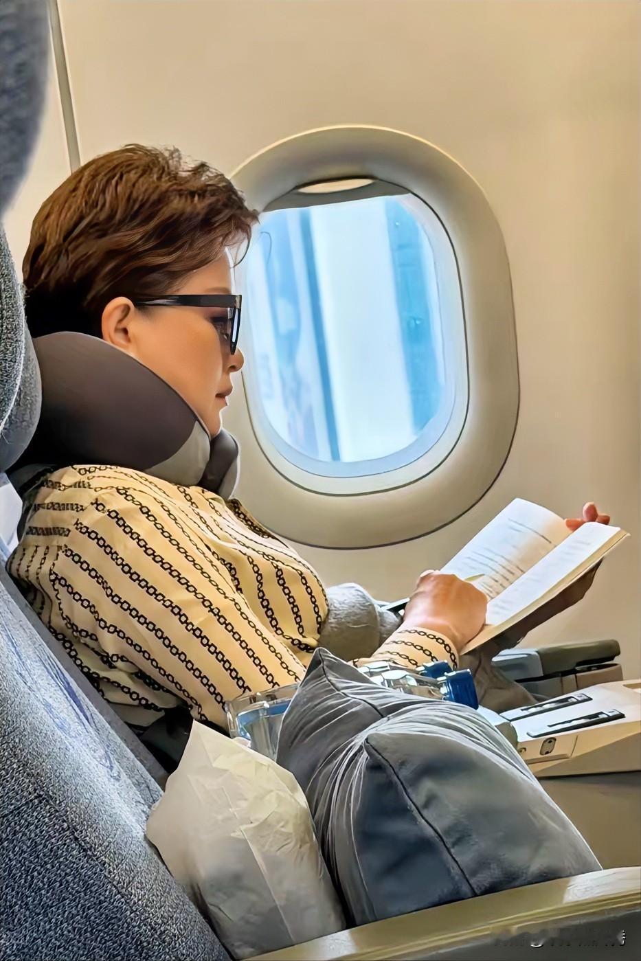 杨澜坐飞机不忘看书做笔记，她那种“文化气韵”真是由内而外！

很多人比起董卿更加