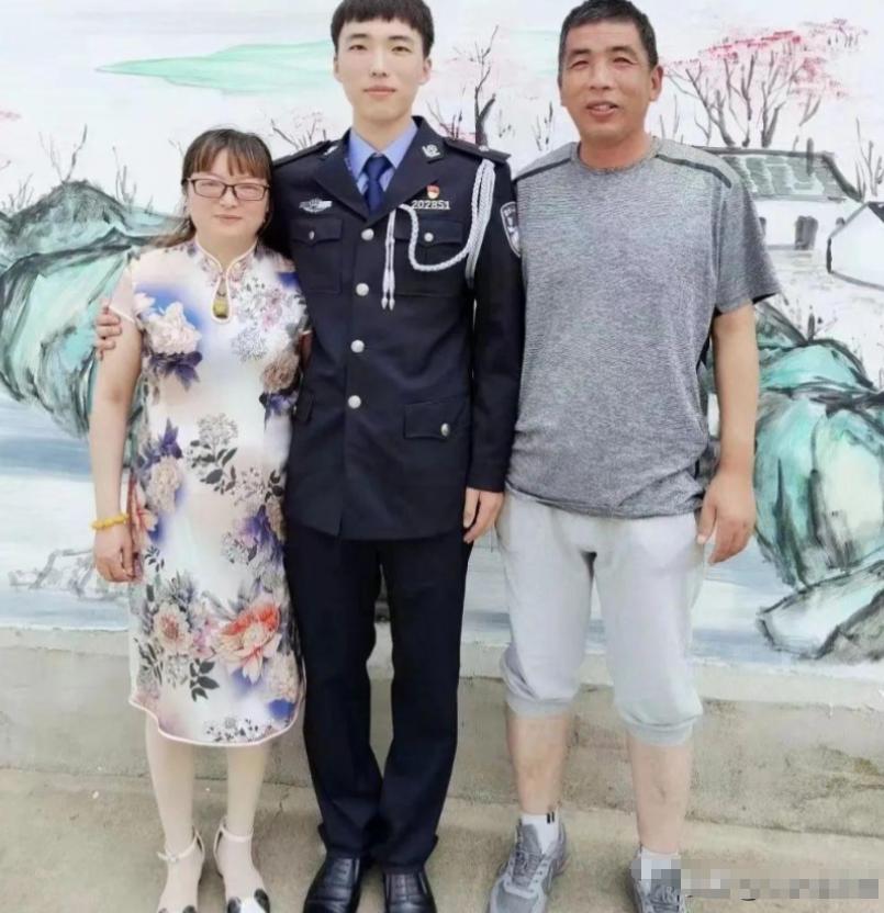 江苏一女子，儿子因公牺牲，她伤心欲绝，每天以泪洗面，2022年一天，她在商场，突