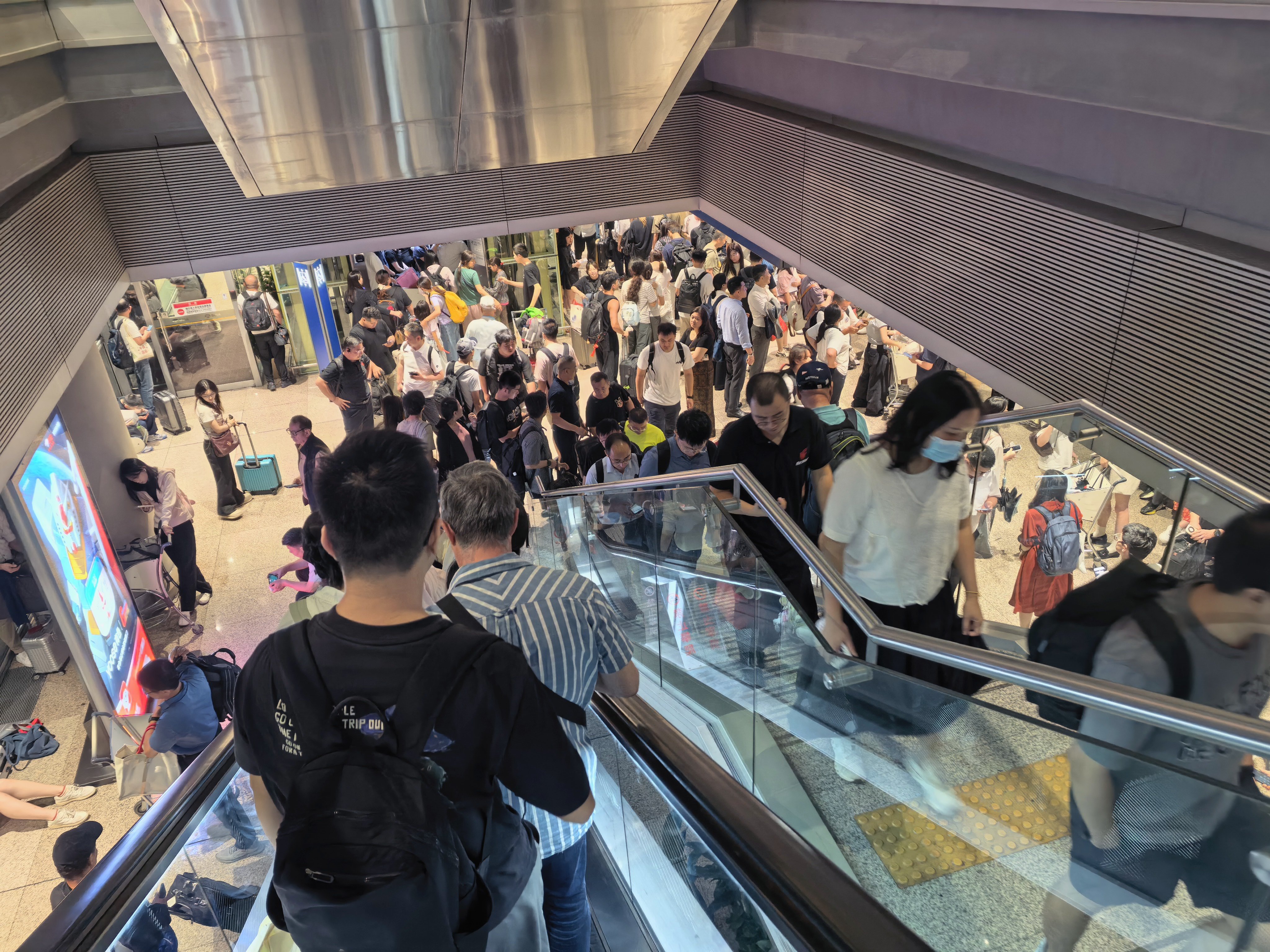 国航的工作人员说工作了十几年第一次见机场有那么多人走不动道的程度…最近如果有飞机