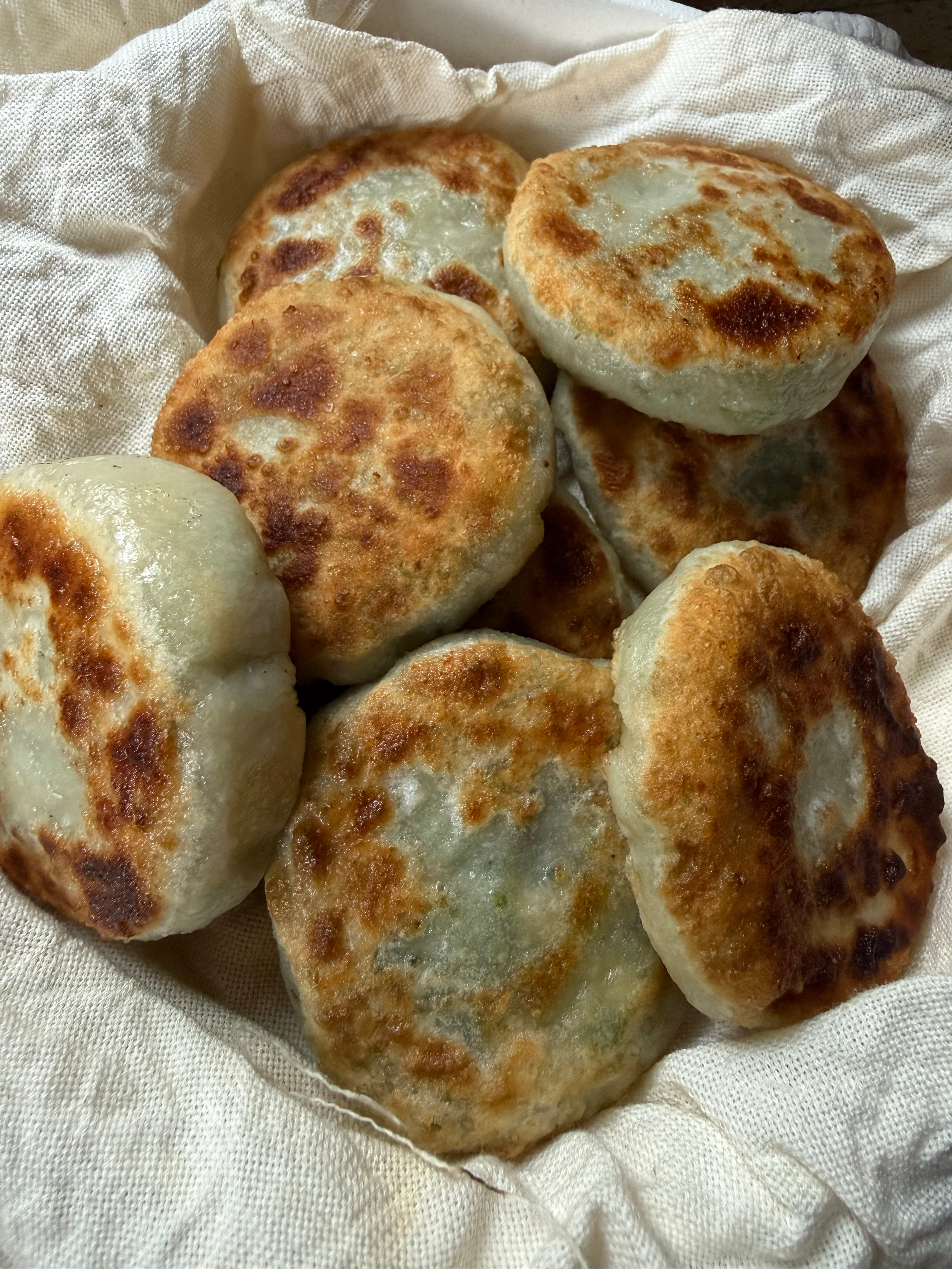 今晚亲自下厨烙烫面馅饼 韭菜鸡蛋粉丝木耳馅看家手艺 上海