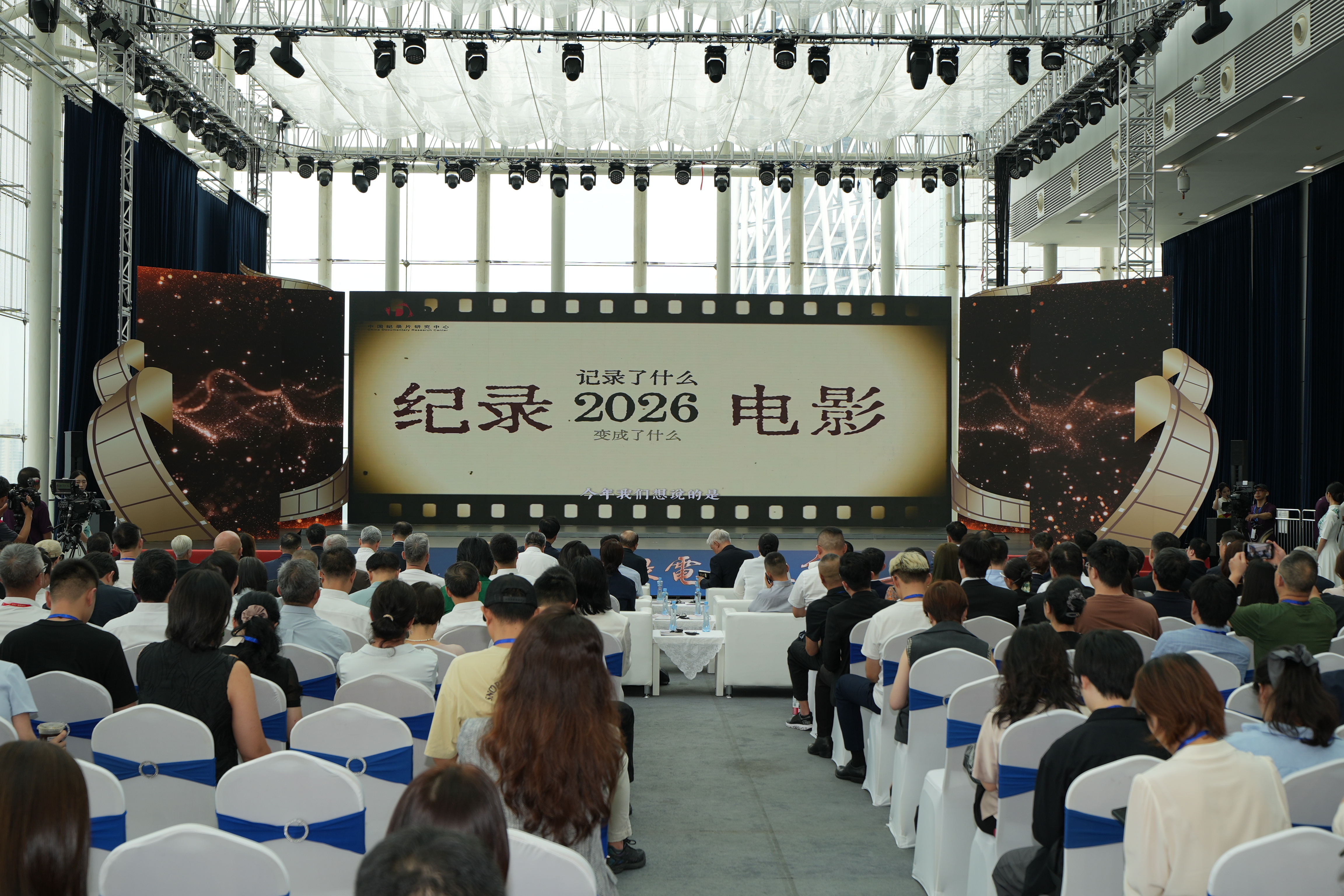 在广州，爱上纪录！看完第五届华语纪录电影大会开幕式，有不少切实的感受。本次发布的
