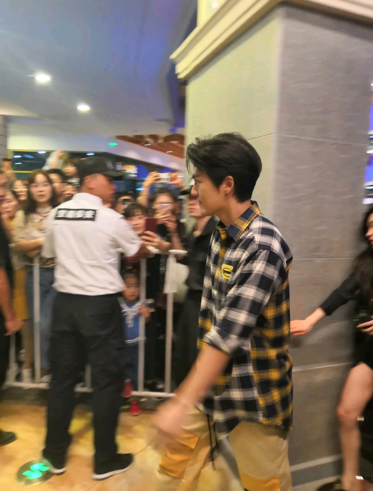 擦肩而过 这是哪位明星？ 