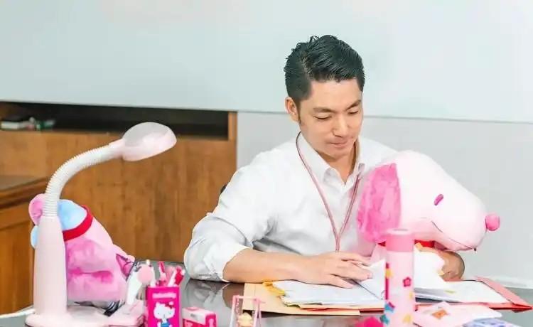 蒋万安终于硬气了一回！七七纪念日喊出：“我们绝不能忘了无数先烈用牺牲换来的胜利！