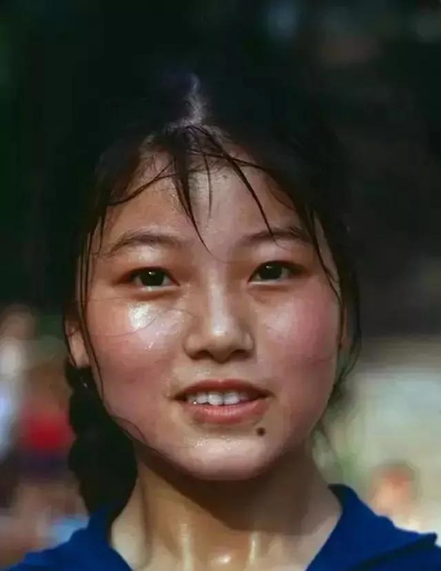 1979年，一个满脸汗水的女孩。