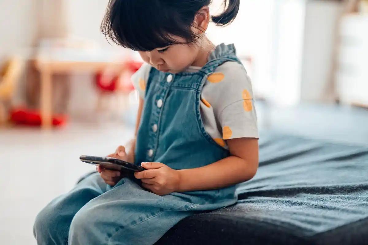 第一批20后上小学了，朋友圈全是晒书包的。但我更关心另一件事：孩子开学了，手机谁