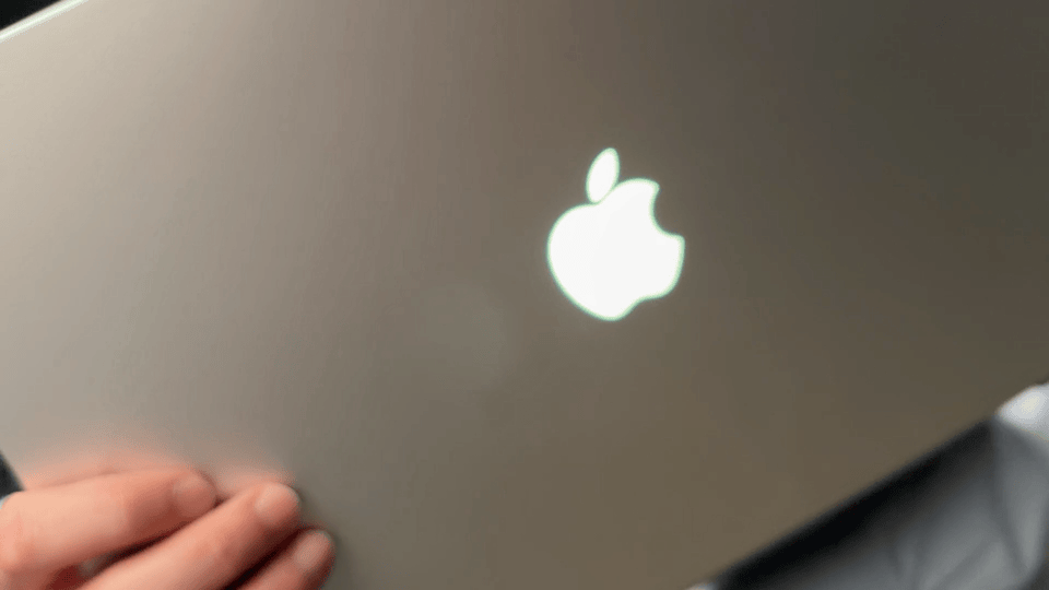 触屏版 MacBook Pro 发光 Logo 的回归可以算是文艺复兴了，而且新