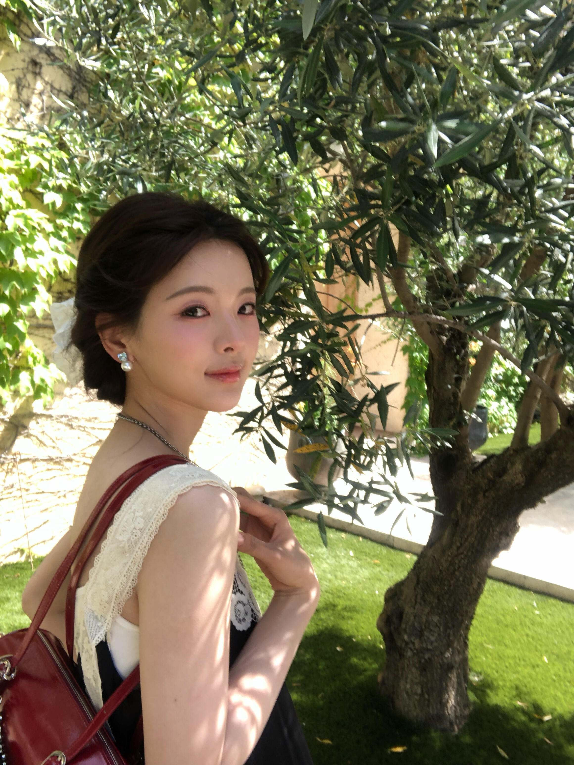 杨超越  看得出来杨超越是公主报告，今日穿搭👗出门前火速咔了几张（请查收[害羞