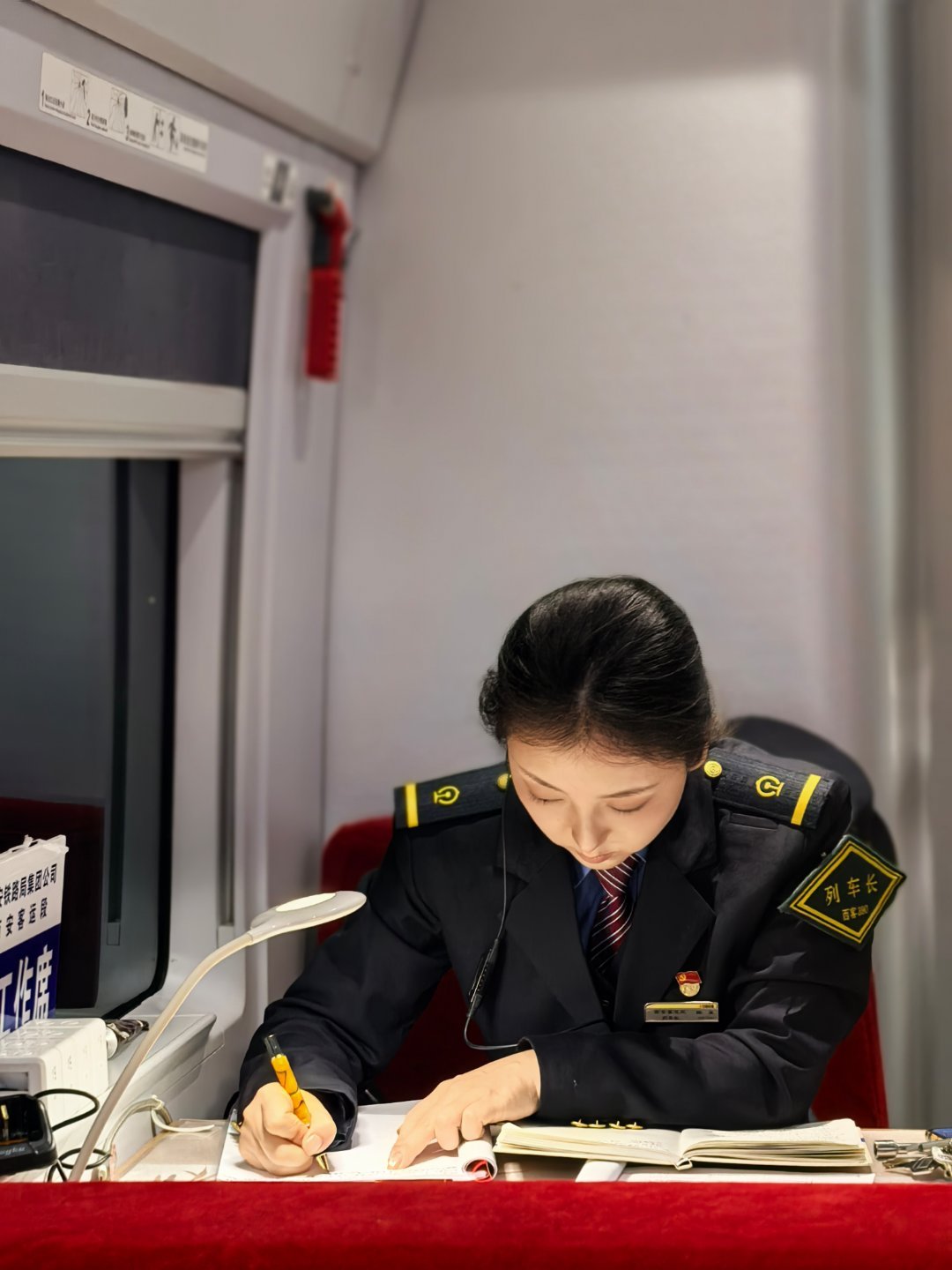 看到一列车长伏案工作惊为天人，太美了吧！[送花花] ​​​
