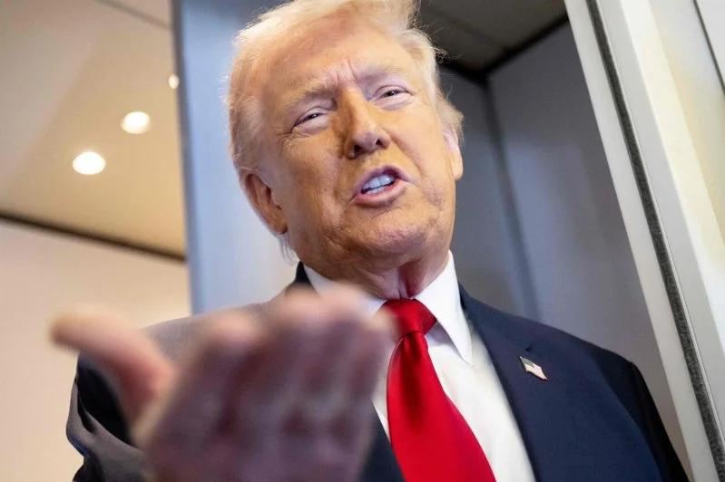 “空军一号”专机上，随行记者问：美国是否在战争的第一天，轰炸了伊朗南部的一所女子