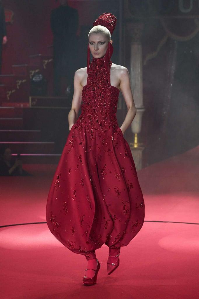 Stephane Rolland 2026春夏高定系列以黑白为主调，点缀深红、酒