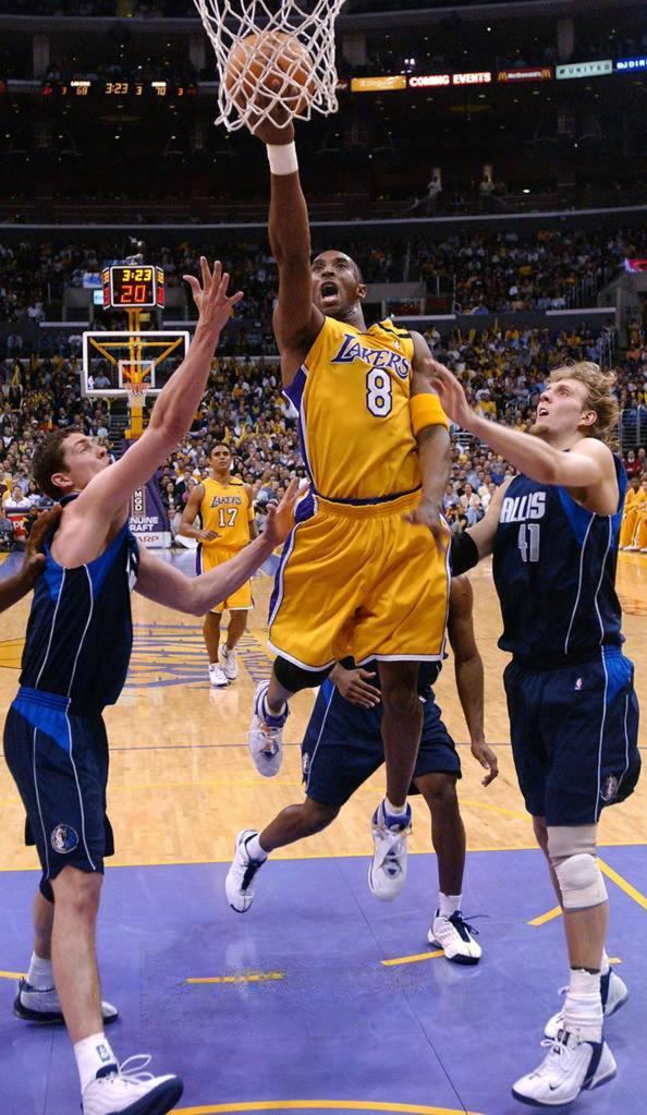 Kobe Bryant 中路杀出一条路 轻舒猿臂送篮筐科比