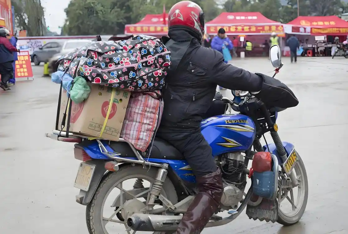 95后广东摩托车友骑行300公里返乡2026春运已进入返乡高峰眼瞅着就要过年了，