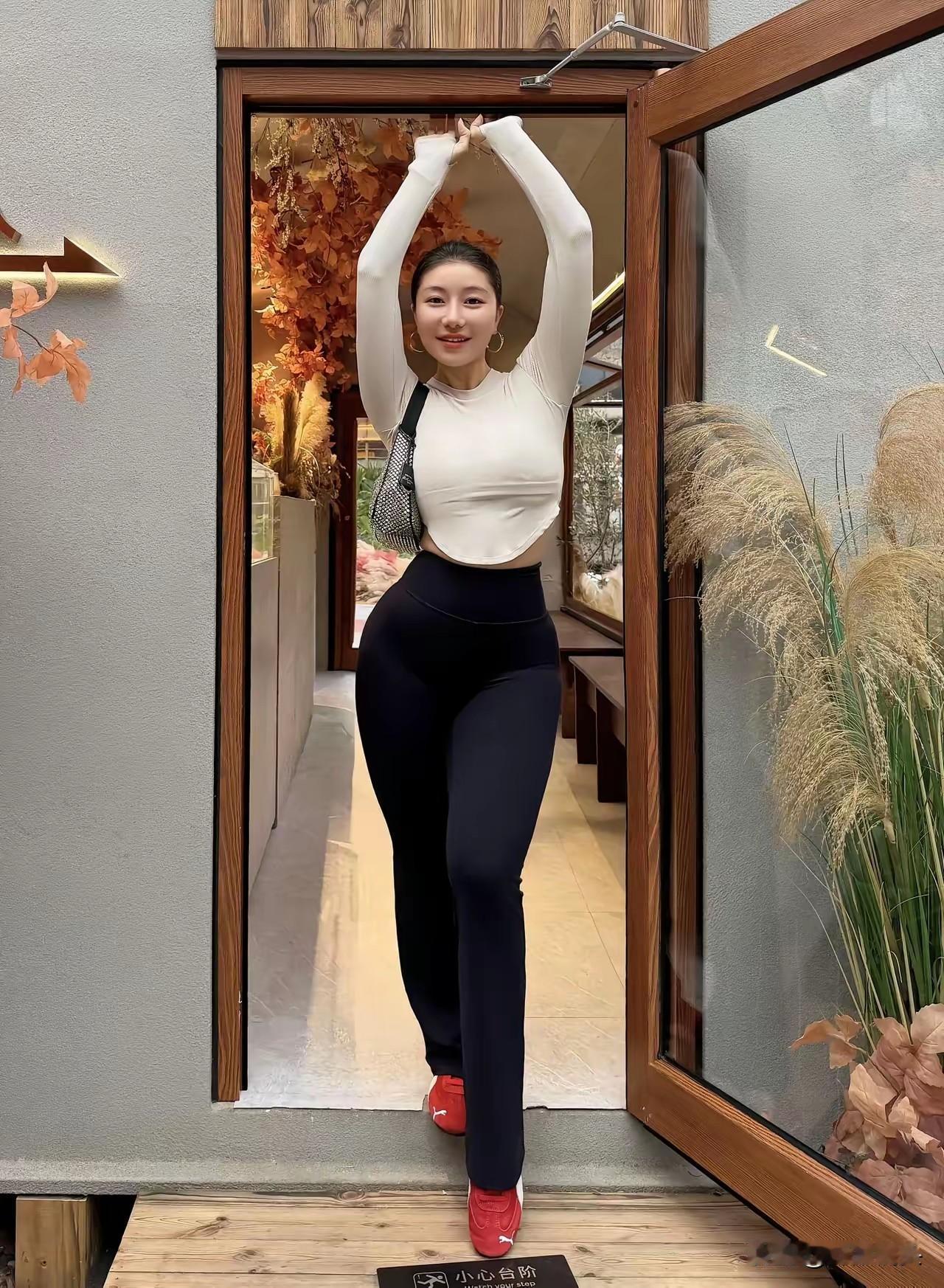 秋日穿搭指南 | 温暖毛衣+紧身裤，轻松凹造型！🍂👗👠