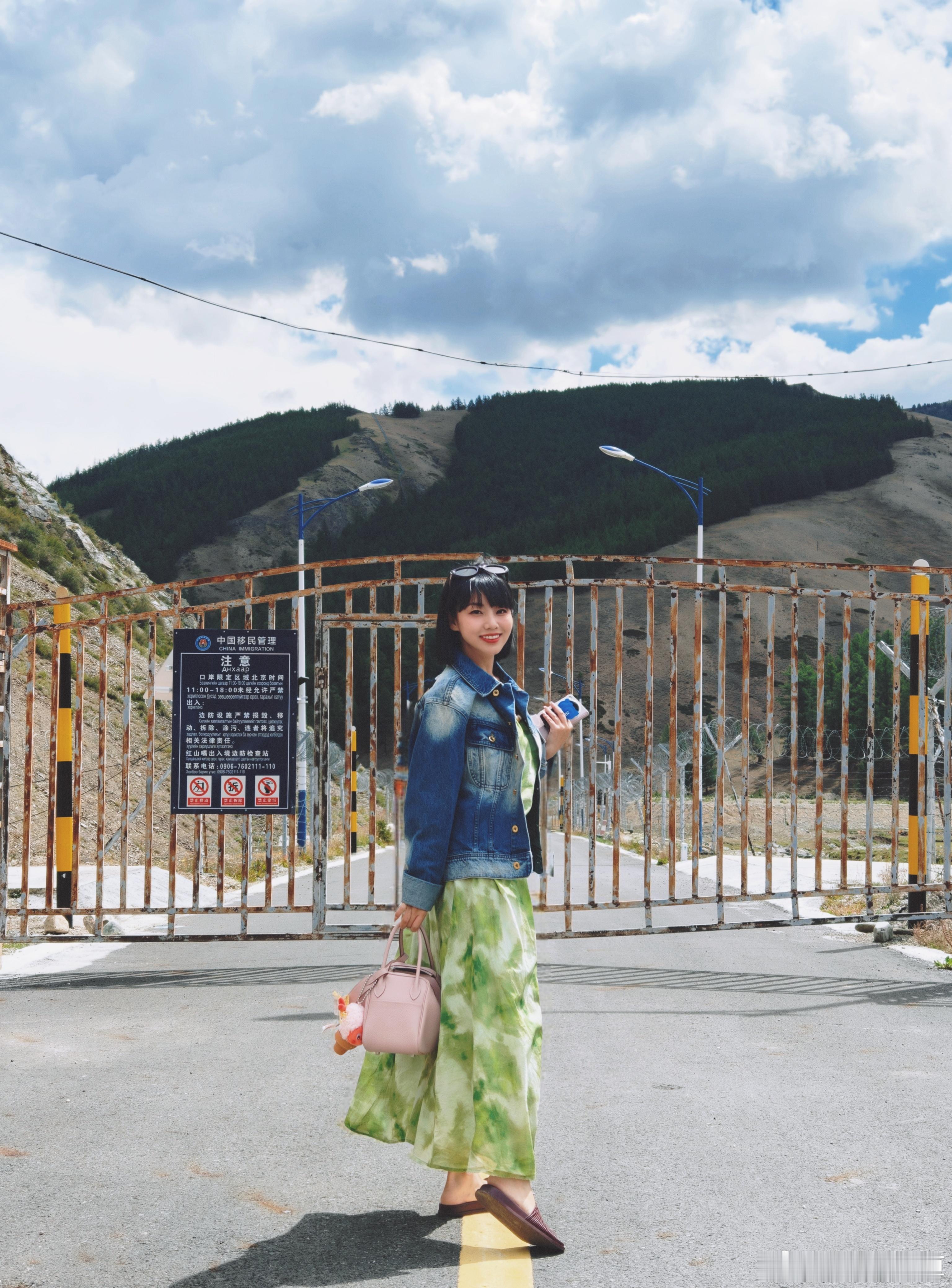 世界很大，但这里很小。每年仅开放3个月的红山嘴口岸，依然保留着古牧道。办好边防证