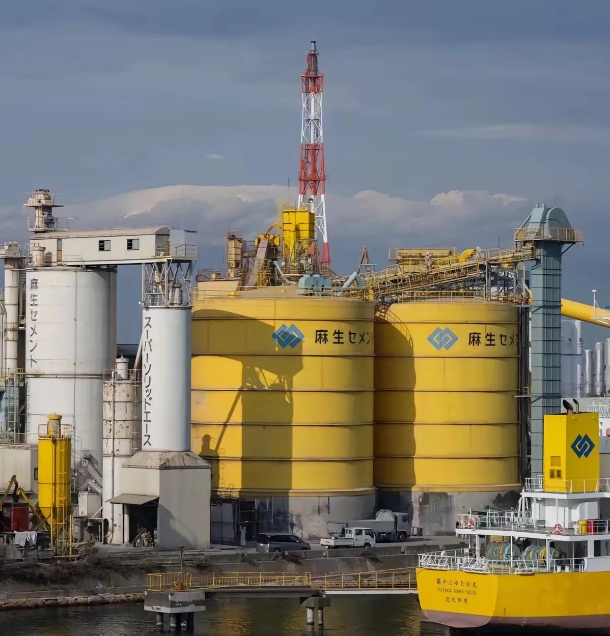 日本一旦倒下，
 
世界只会开席，不会掉一滴眼泪。
所谓“担忧日本经济”“关心产