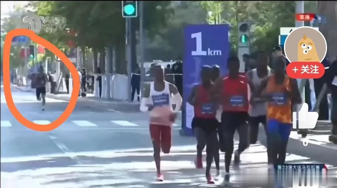 昨天的大连马拉松，皮卡车阻碍中国选手事件，基本上可以说是裁判的问题。
皮卡车上坐