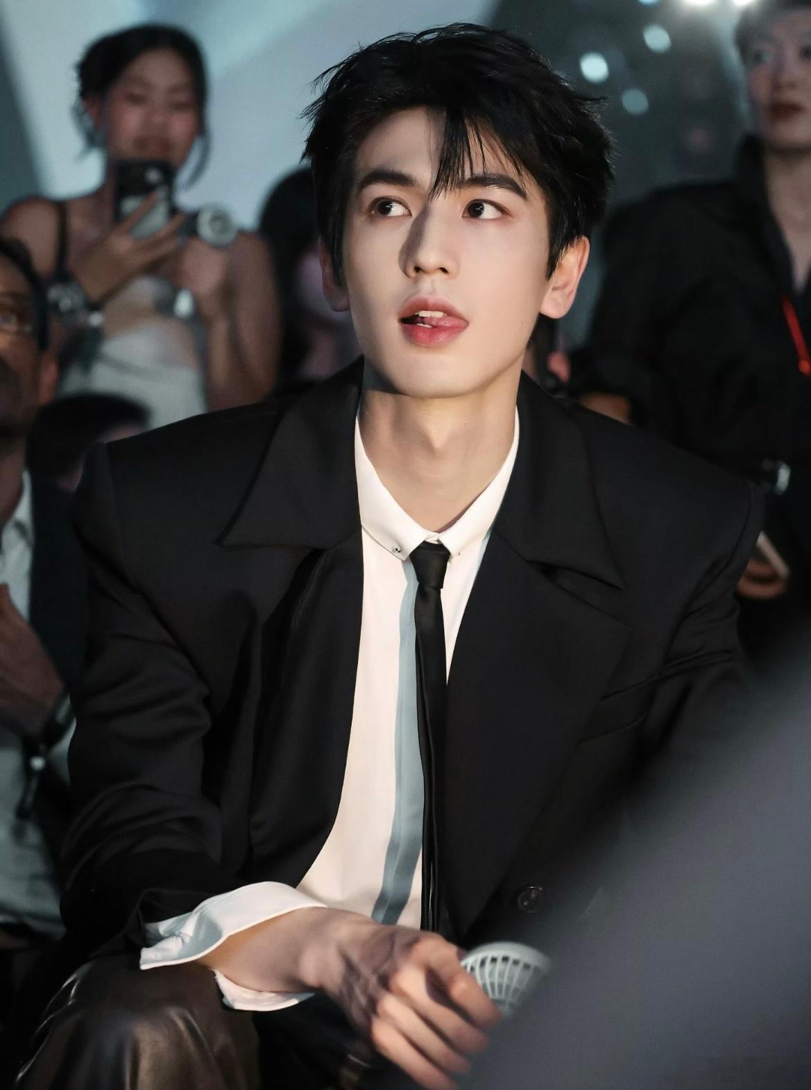 张凌赫登上法国第一大报纸法国报纸为张凌赫设置专题安利 也挺正常的吧《逐玉》大爆剧