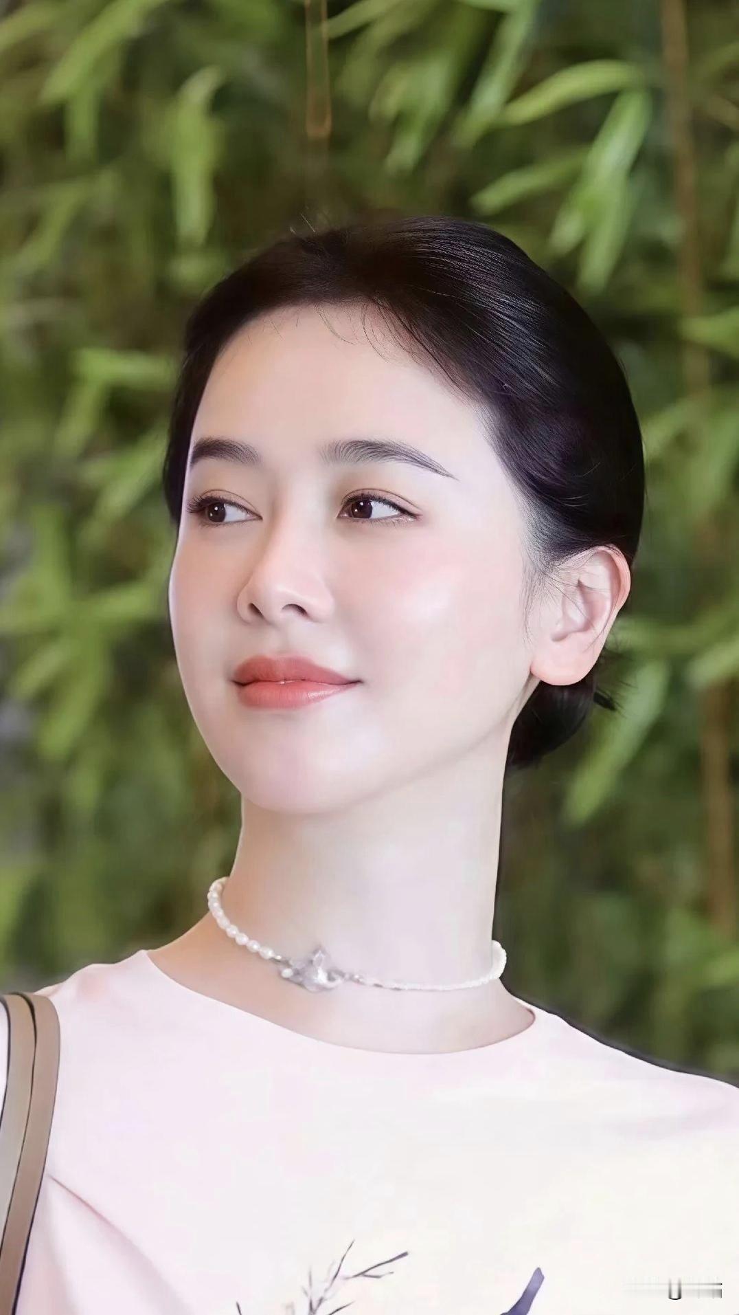 美图欣赏，看图写诗

《浅夏行》
七言绝句

粉衫轻趁晓风柔，
信步闲庭意未休。