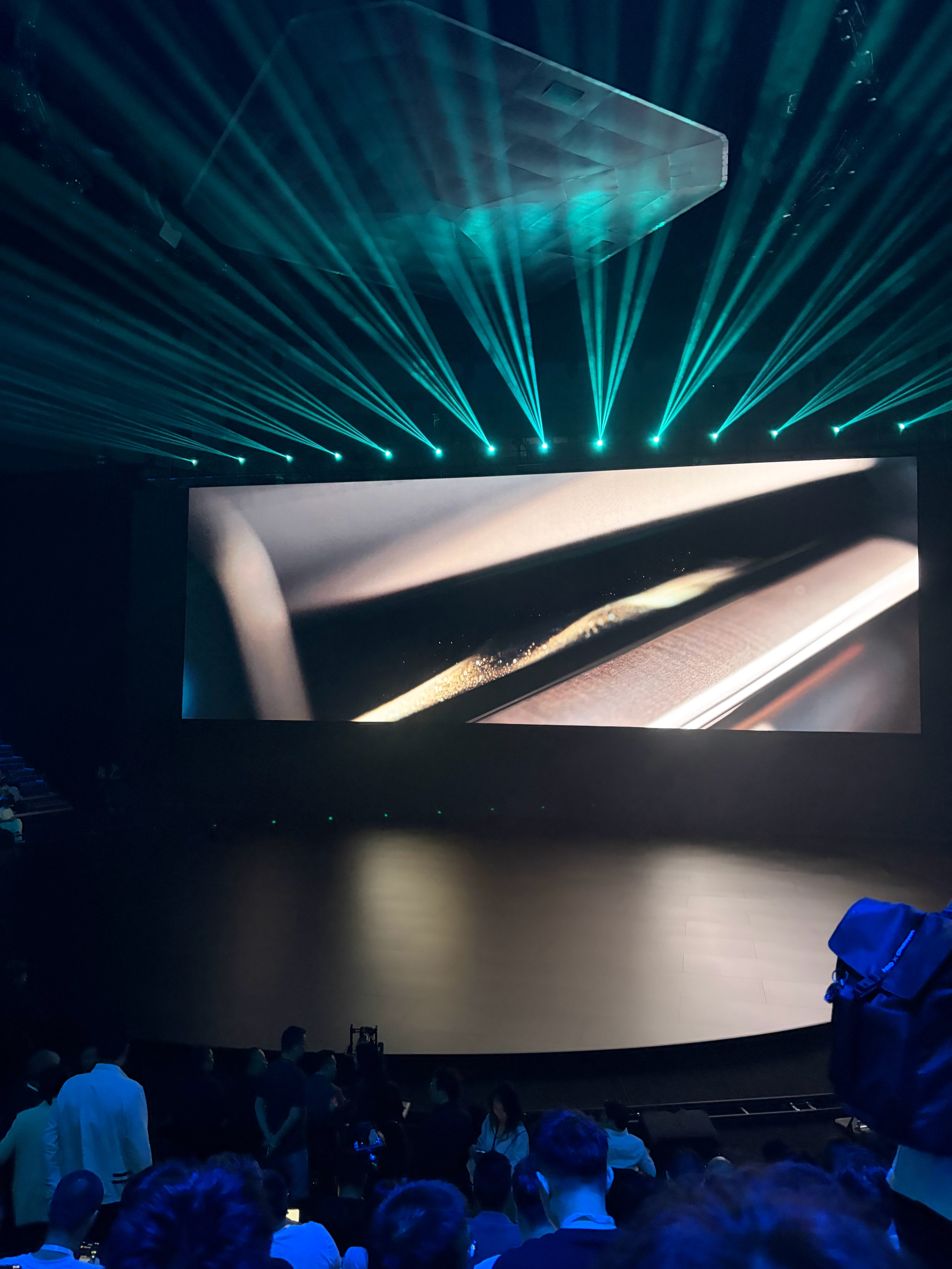 来参加蔚来ES9产品技术发布会了。哥这个位置又前排又中间的 李斌甚至都能贴着我的