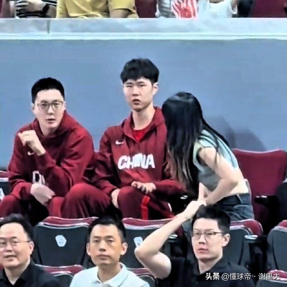 细节看人品！胡明轩在国家队比赛，场边被美女球迷搭讪，好像在跟小胡合影，嘉义坐中间