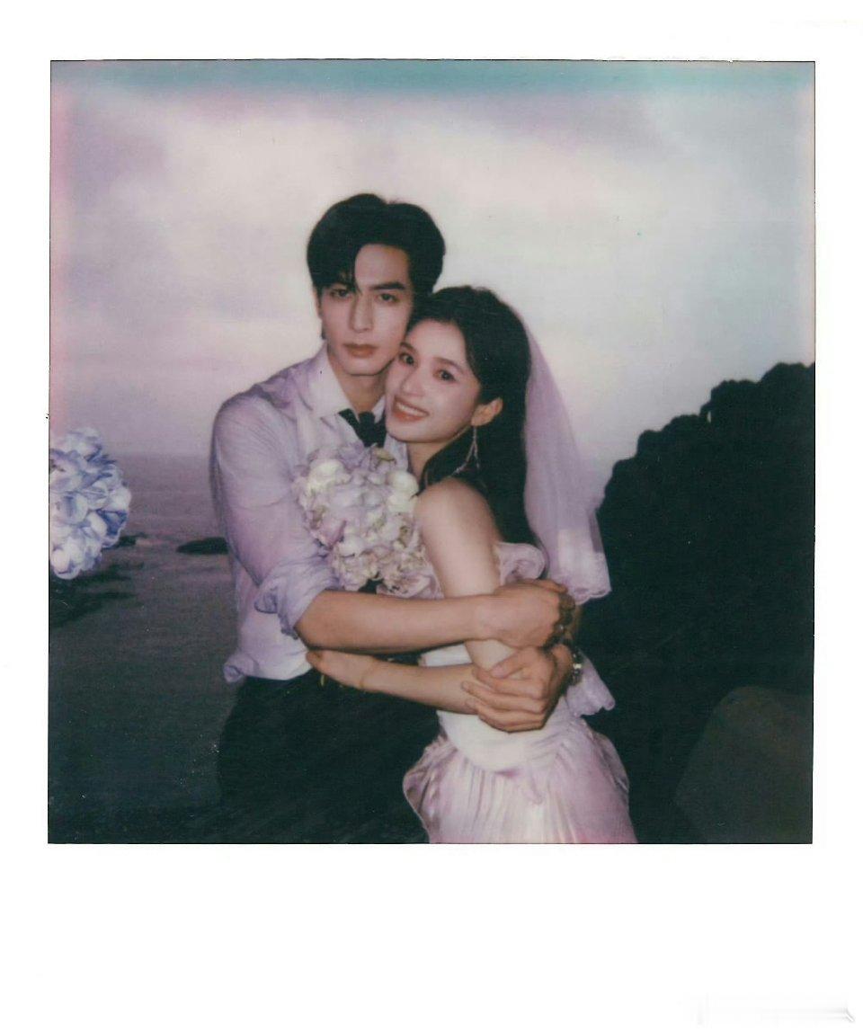 《野狗骨头》宋威龙张婧仪婚纱照，真养眼 