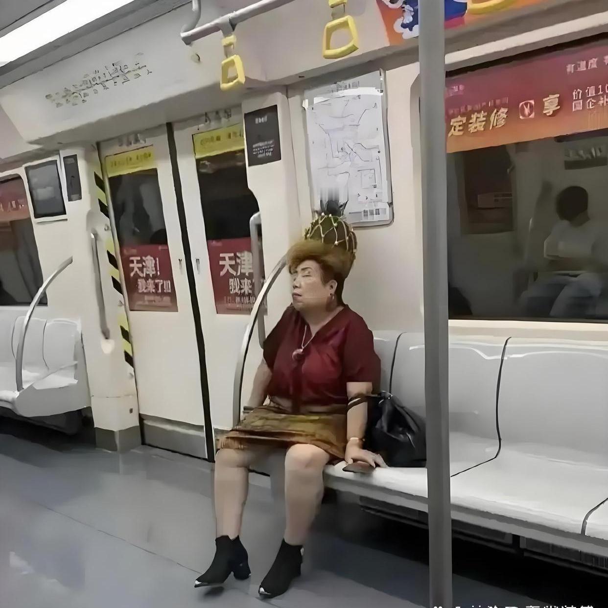 哇，这个造型回头率百分百
 
地铁上偶遇一位阿姨，头上顶着一个菠萝造型的头饰，特