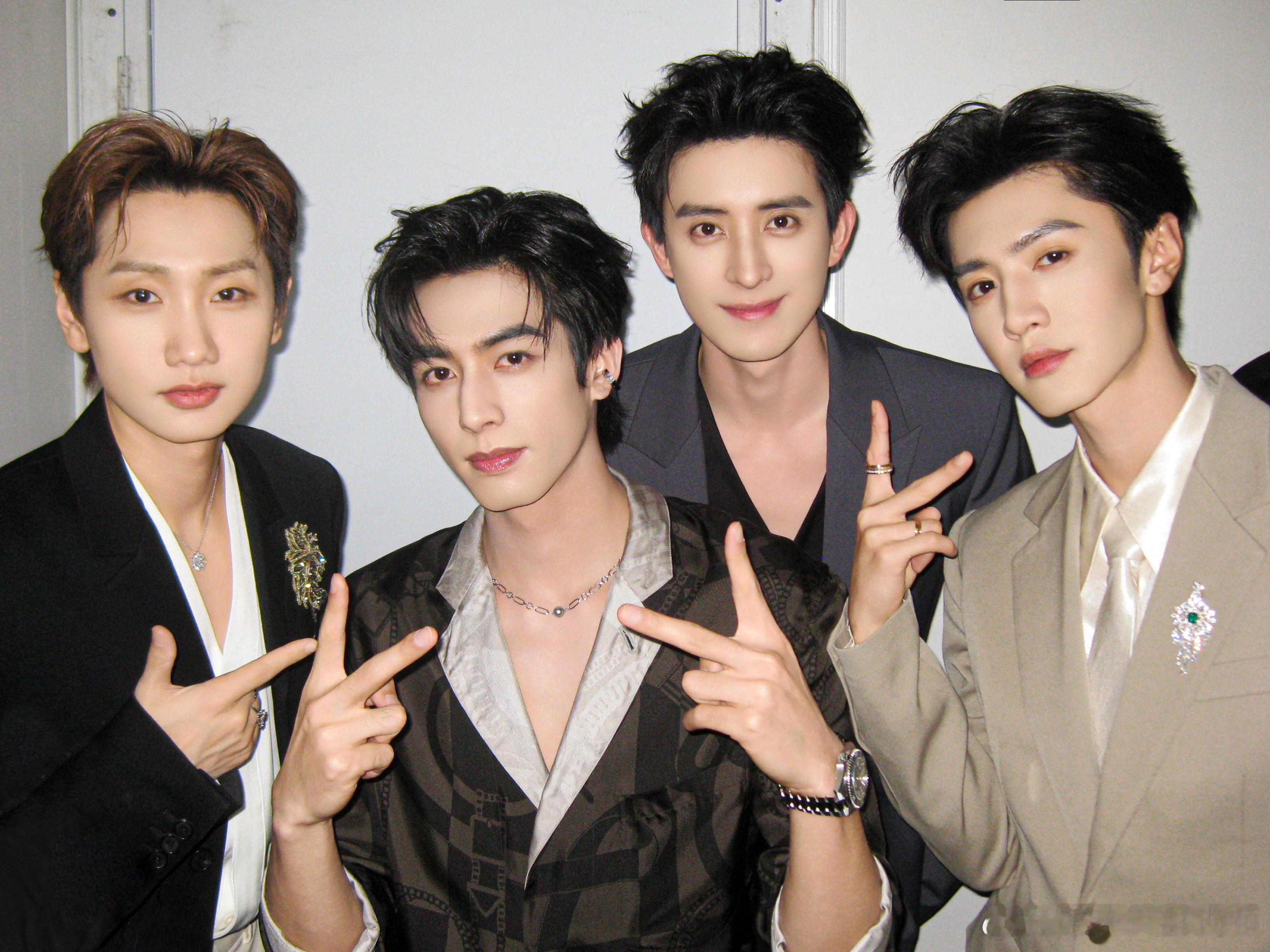 陈哲远发后台合照陈哲远敖瑞鹏宋威龙汪苏泷合照陈哲远晒微博之夜后台合照，陈哲远、敖