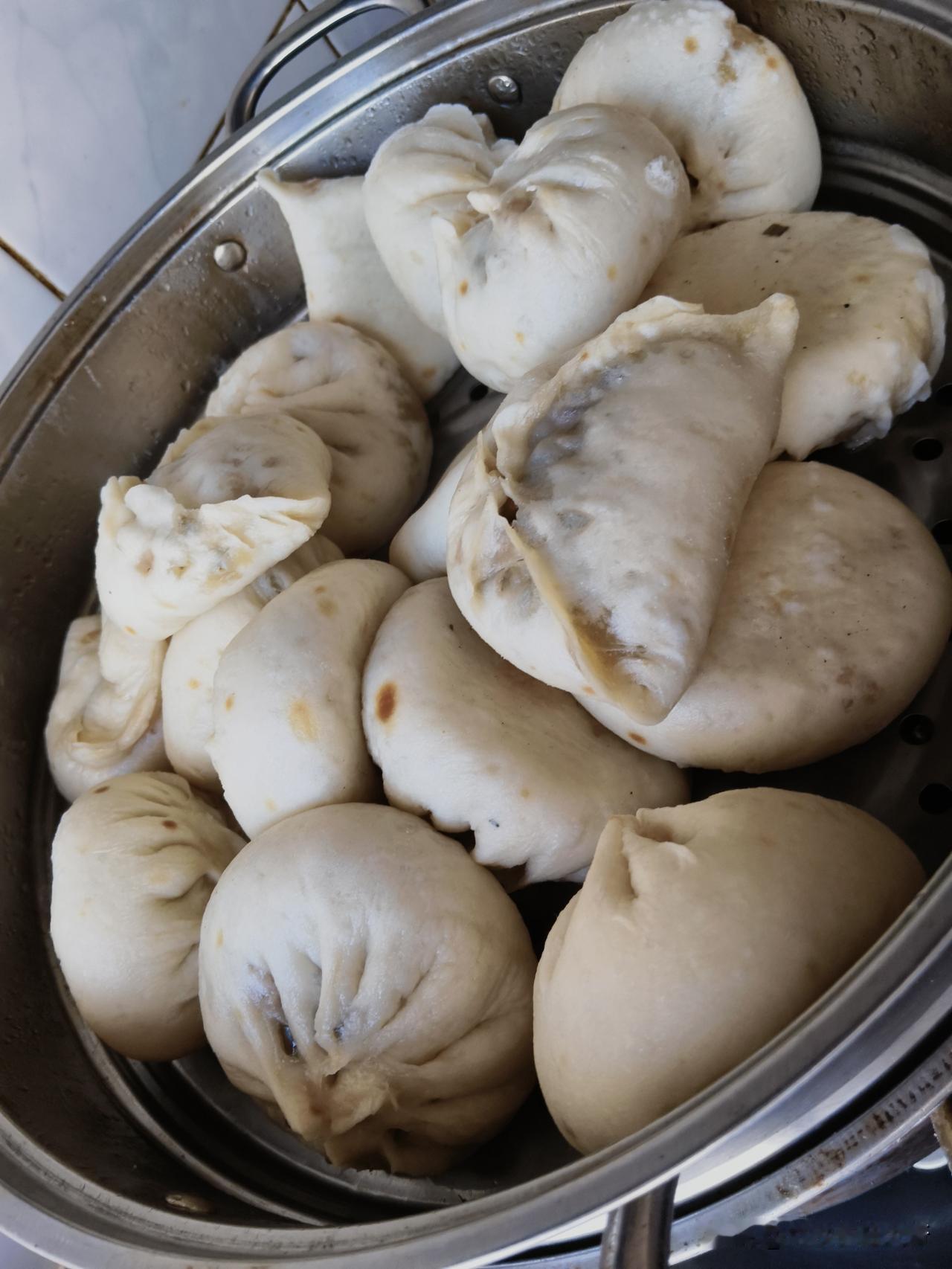 中午，老爸包的蒜薹腊肉粉条包子，一大锅，吃了四个，以我现在的能力，吃五个，撑得慌