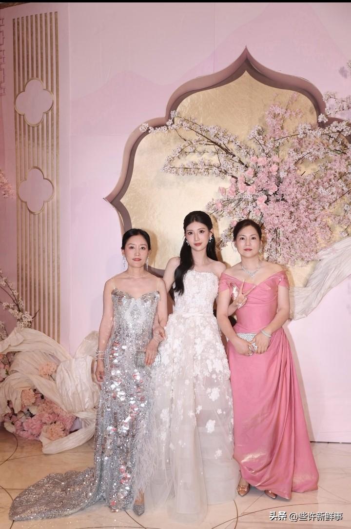 两位妈妈同框，能分清婆婆和亲妈吗