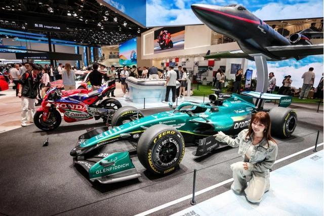 在北京车展上，汽车外观设计成为一大看点。众多车企推出的造型炫酷的车型，吸引了大批