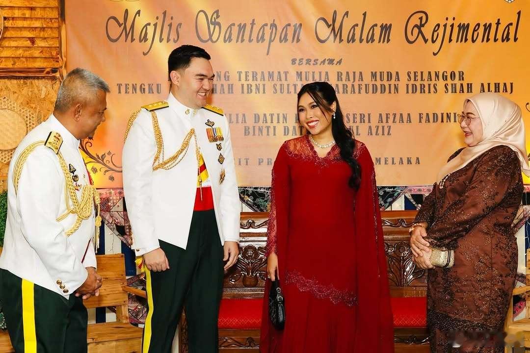 马来西亚王室 🇲🇾4月18日，雪兰莪王储阿米尔·沙阿和王储妃阿芙扎·法蒂妮出