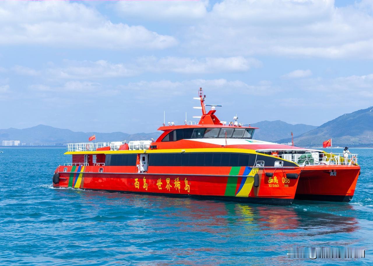 今天西岛码头的队伍排得真不短，但我的心情却格外好。

为啥？因为乌龟滩那边传来了