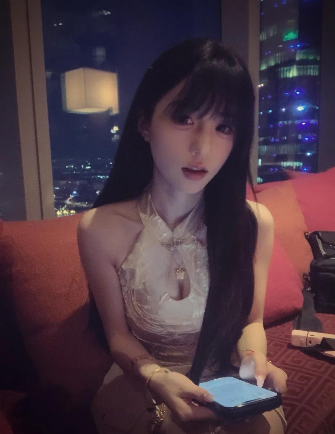 广州漂亮饭🍽
一个拍照很有氛围感的餐厅 有种经济上行的美 嘿嘿！！也很适合过生