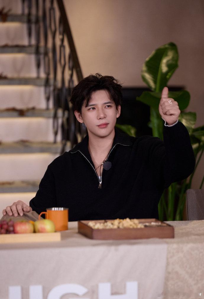 王安宇一个人跳出了群魔乱舞的感觉王安宇一个人跳出了群魔乱舞的感觉四肢各玩各的，却