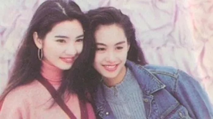 如果洪欣嫁给的不是张丹峰，这个婚不一定离得掉。

洪欣连发三条微博宣布离婚，被“