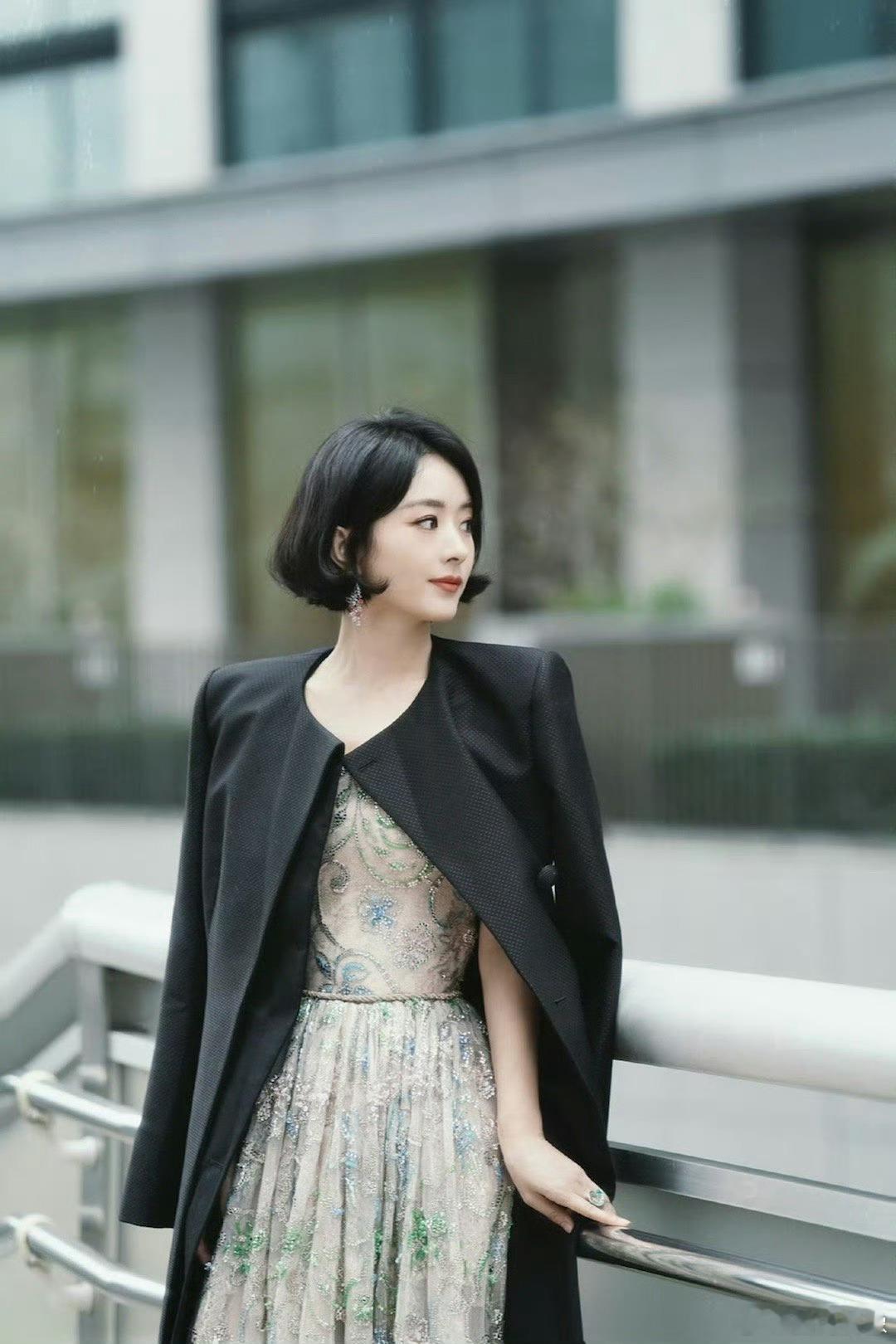 #赵丽颖东京电影节生图#赵丽颖东京电影节活动出图，短发黑西装又美又飒，女霸总既视