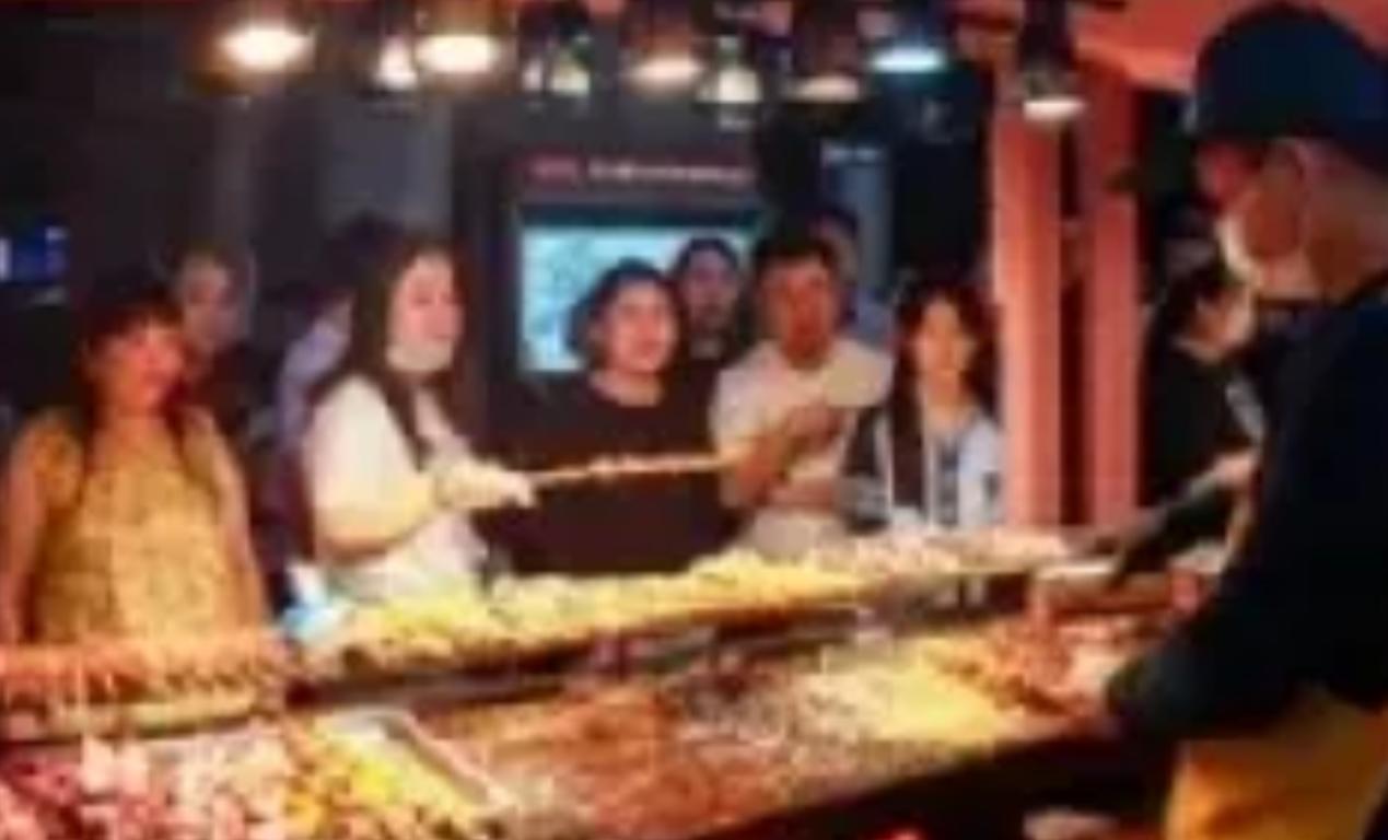 沈阳夜市，18名男子吃180串炸串，喝光5瓶白酒，结账时老板追出去哭得直不起腰。