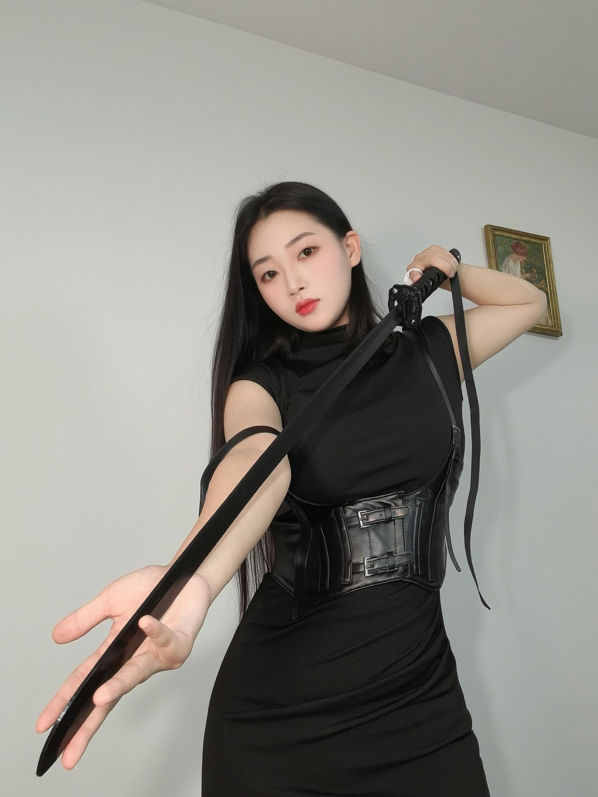 透视感持剑拍照姿势指导。