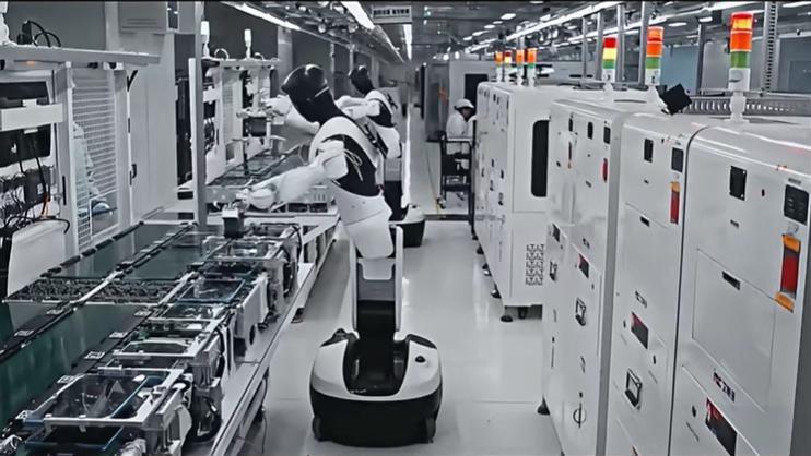 没想到，人形机器人已经正式进厂打工，还抢了平板测试的饭碗！
 
4月14日，江西