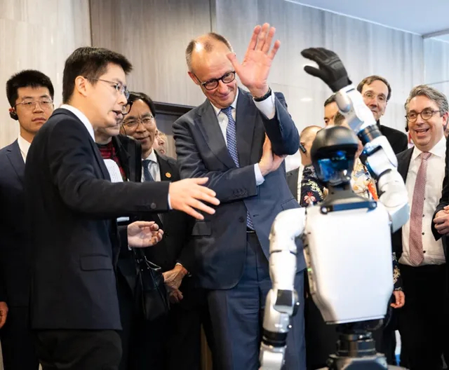 【中方送出大礼，默茨喜笑颜开，登机离开前，定好下次访华行程】德国总理这一趟中国之