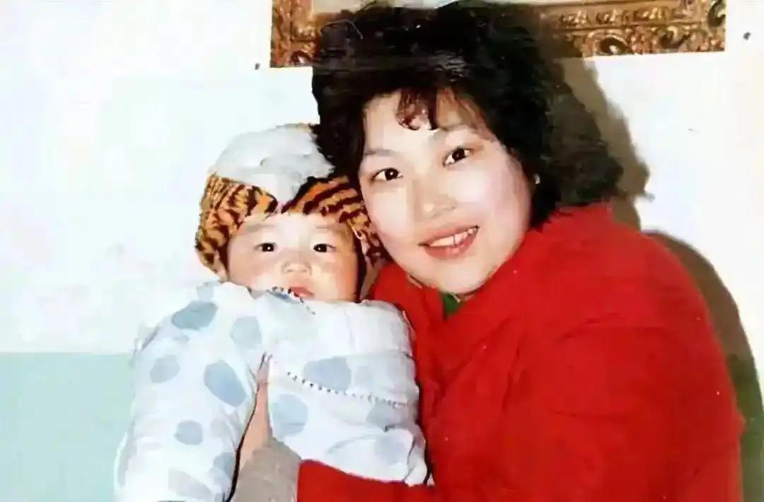 1988年，武汉一女老师身怀六甲仍在上课，她突然腹痛不止，丈夫赶来一看，高兴说：