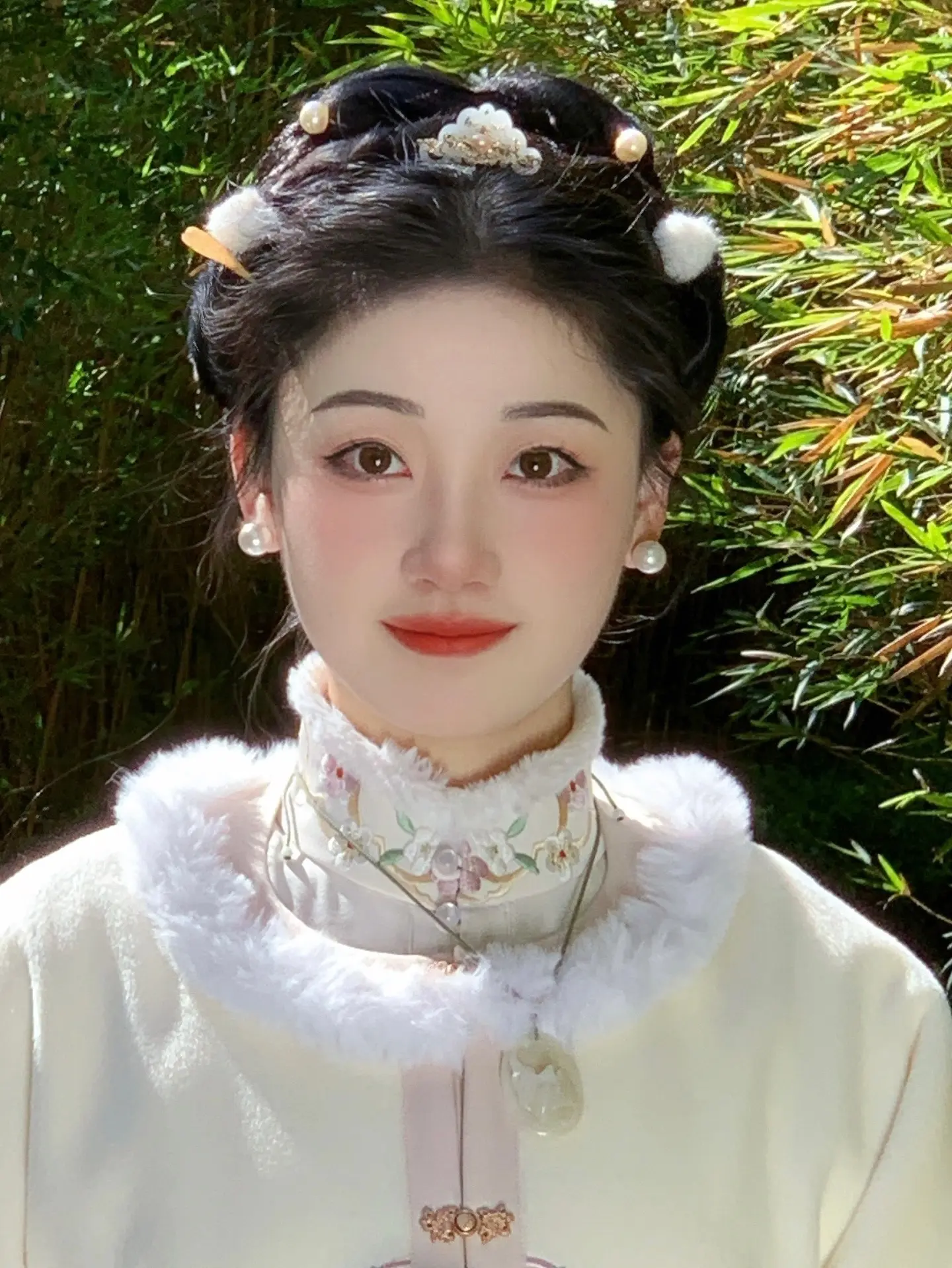 了了晴山见，纷纷宿雾空。