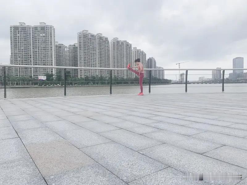 每天抽点时间出门溜达溜达，舒展一下浑身筋骨
出点小汗整个人都清爽不少，浑身都轻快