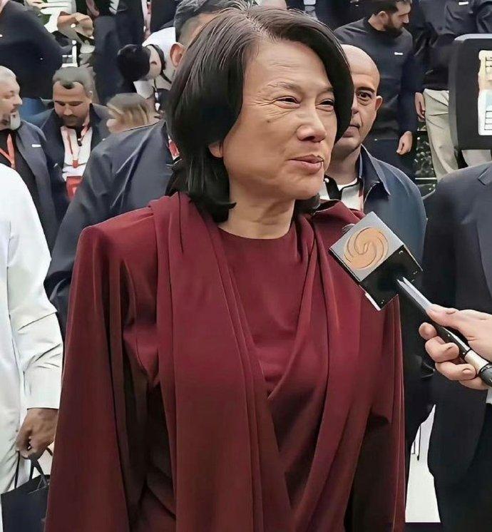 董明珠卸了美颜，真实模样曝光，70 多岁这状态，您觉得咋样？