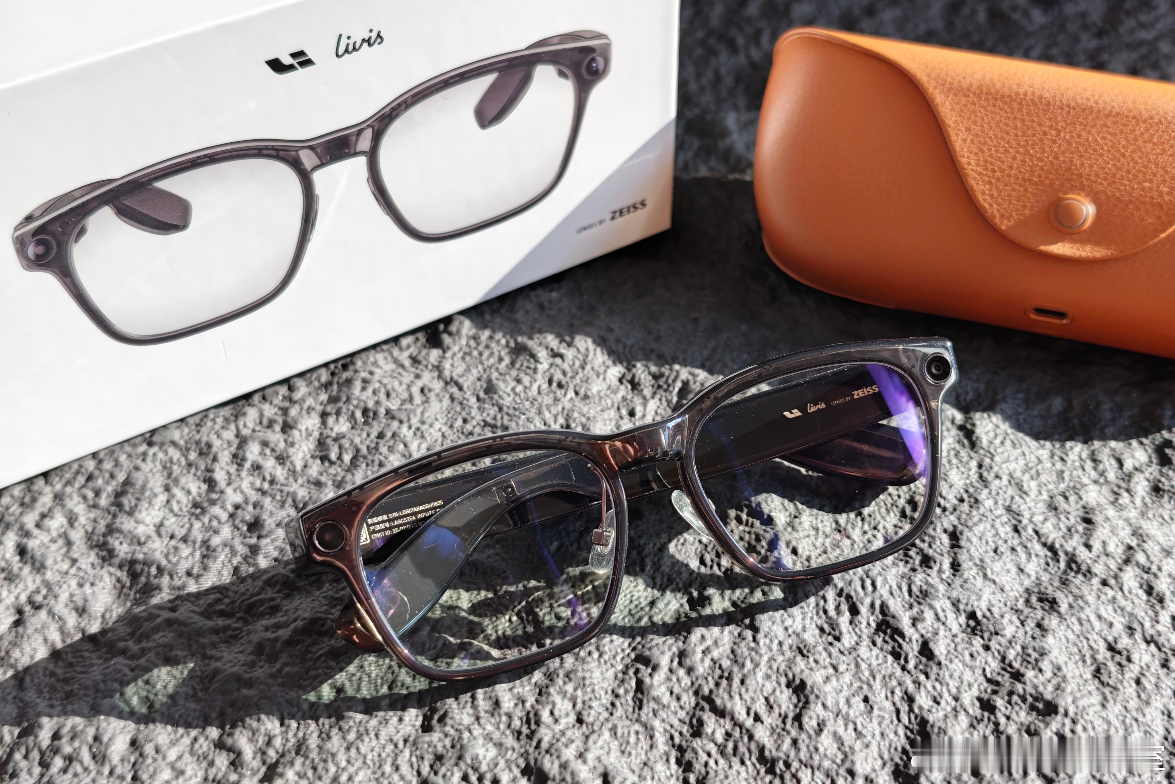 理想livis应该是目前佩戴最舒适的智能眼镜之一。 